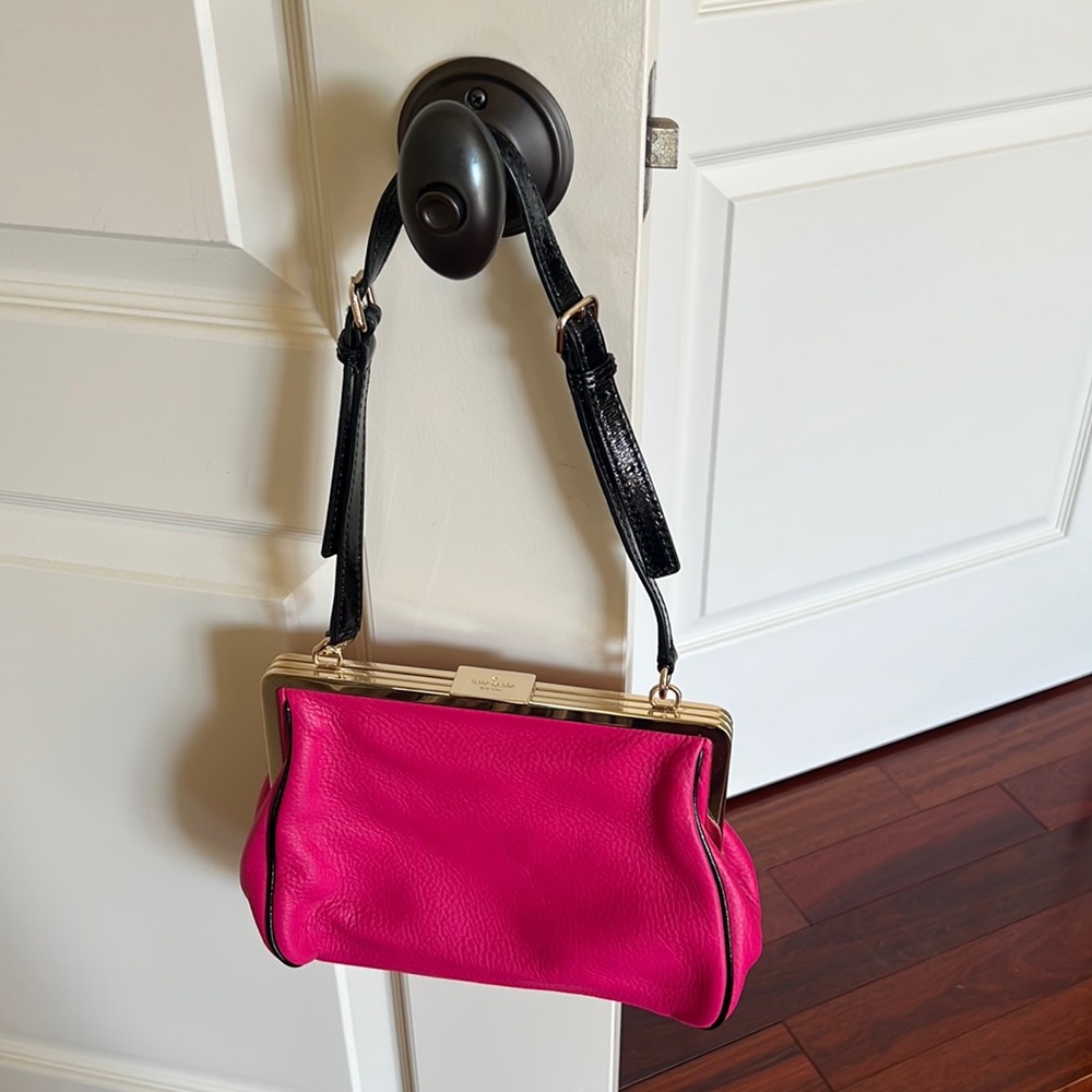 Kate spade beautiful pink bag with black strap used but in great condition.